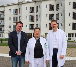 Ein Experte für Hüfte und Knie im Diakonie Klinikum in Freudenberg: Dr. Kai Drastig (rechts) leitet künftig als Chefarzt in einer Doppelspitze mit Dr. Birgit Schulz die Orthopädische Klinik im „Bethesda“. Verwaltungsdirektor Jan Meyer (links) heißt den Mediziner an neuer Wirkungsstätte herzlich willkommen. 