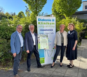 Der Förderverein des Diakonie Klinikums Jung-Stilling in Siegen freut sich über ein tolles Spendenergebnis im Jubiläumsjahr. Im Bild (von links): die Vorstandsmitglieder Manfred Jakob, Hans-Werner Bieler, Jutta Aulmann und Dr. Margrit Prohaska-Hoch. 