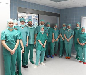 Einen spannenden Tag im Zentral-OP des Diakonie Klinikums Jung-Stilling in Siegen mit den Medizinern Prof. Dr. Mohammad Golriz und Dr. Murat Yavuz (4. und 5. von links) erlebten Schülerinnen und Schüler des Talentnetzes Siegen-Wittgenstein.