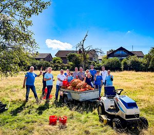Bei der Apfelernte am Ökumenischen Hospiz Kloster Bruche packten diesmal Mitarbeiter der Deutschen Bank in Siegen mit an. Das Apfelfest wird am kommenden Sonntag ab 14.30 Uhr wieder rund um die Klosterscheunen gefeiert. 